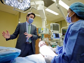 Le premier ministre du Canada, Justin Trudeau, s'entretient avec des étudiants dans un centre de formation médicale après avoir rencontré les premiers ministres provinciaux et territoriaux pour discuter des soins de santé à Ottawa, Ontario, Canada, le 7 février 2023.