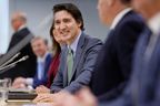 Le premier ministre Justin Trudeau, avec des ministres et des fonctionnaires fédéraux, participe à une réunion avec les premiers ministres provinciaux et territoriaux pour discuter des soins de santé, à Ottawa, Ontario, Canada, le 7 février 2023. REUTERS/Blair Gable