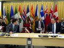 Le premier ministre du Québec, François Legault, siège aux côtés du premier ministre Justin Trudeau alors que les premiers ministres du Canada se rencontrent à Ottawa le mardi 7 février 2023 à Ottawa.  La ministre des Finances Chrystia Freeland et le ministre de la Santé Jean-Yves Duclos sont assis derrière.