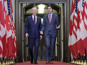 Biden, Fransızcası için özür diler, devam eden güçlü bağlar sözü verir ve Toronto'nun Maple Leafs'ini eleştirir - alberta haber manşetleri ABD Başkanı Joe Biden, 24 Mart 2023'te Kanada'nın Ottawa kentindeki Parlamento Tepesi'ndeki geliş töreninde Başbakan Justin Trudeau ile birlikte yürüyor.