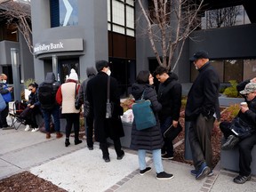Customers line up outside of the Silicon Valley Bank headquarters, prior to it opening, in Santa Clara, California, U.S., March 13, 2023. REUTERS/Brittany Hosea-Small/File Photo