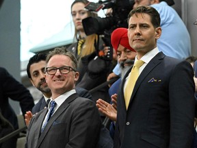 Biden, Fransızcası için özür diler, devam eden güçlü bağlar sözü verir ve Toronto'nun Maple Leafs'ini eleştirir - alberta haber manşetleri Eski Çin tutukluları Michael Kovrig ve Michael Spavor, ABD Başkanı Joe Biden'ın 24 Mart 2023'te Ottawa'daki Avam Kamarasında yaptığı konuşmadan önce alkışlanıyor.