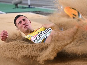 Bu sıçramalı iniş olarak sayılır mı?  İsveçli Thobias Montler, İstanbul'da düzenlenen Avrupa Salon Atletizm Şampiyonası'nda uzun atlamada yarışıyor.  Ozan Köse/AFP