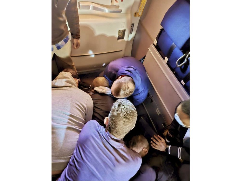 How passengers teamed up to restrain man on chaotic flight National Post