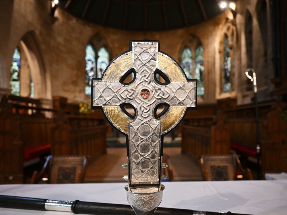 The significance of the pope gifting relic of cross to king charles