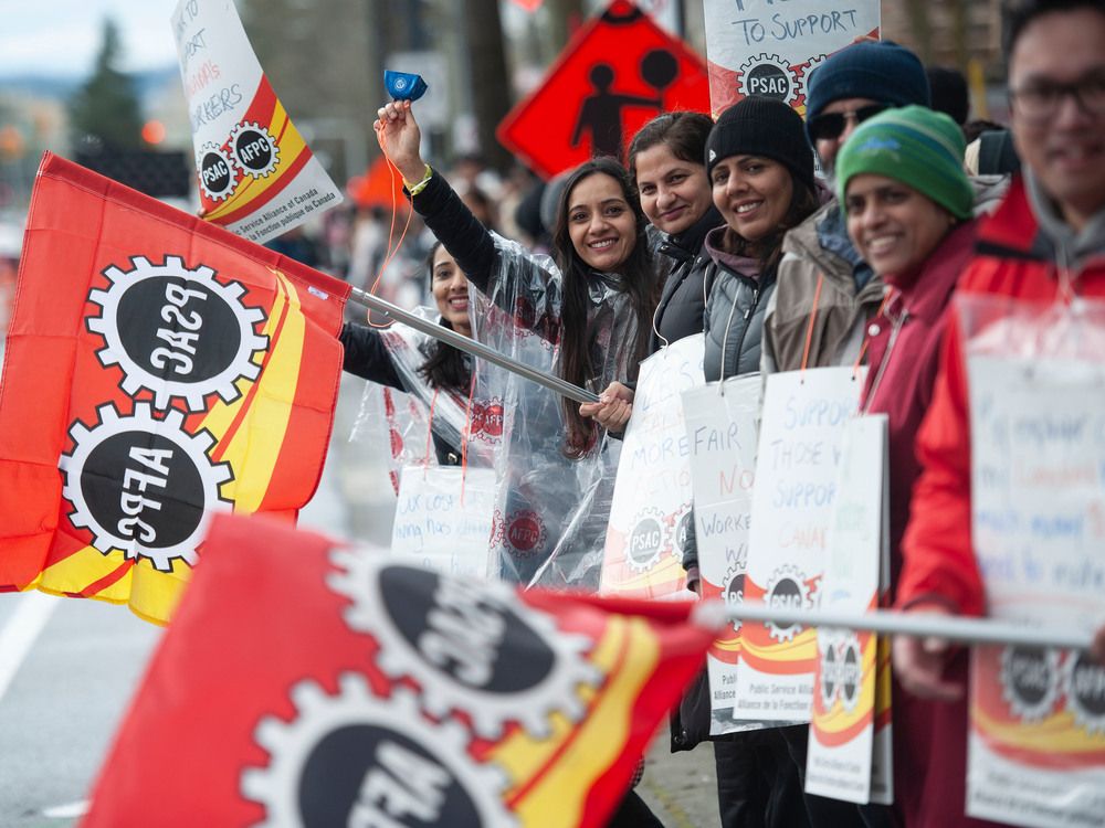 PSAC members picket the Canada Revenue Agency building in Surrey, BC, on April 19. (Photo by Jason Payne/ PNG) (For story by reporter) [PNG Merlin Archive]