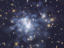 Una imagen del telescopio espacial Hubble muestra la distribución de la materia oscura a través de lentes gravitacionales en el centro de Abel 1689, un cúmulo de galaxias gigantes que contiene alrededor de 1000 galaxias y billones de estrellas.