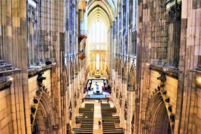 Ein Geheimgang eröffnet diesen Blick auf die Galerie des gotischen Meisterwerks des Kölner Doms, das zum UNESCO-Weltkulturerbe gehört.