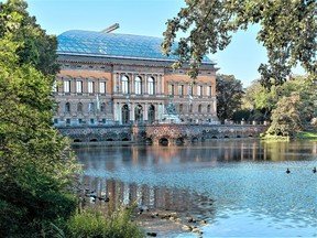In dem historischen Gebäude, in dem einst das Westfälische Parlament untergebracht war, ist die Galerie für zeitgenössische Kunst Kunst 21 untergebracht.