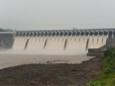 FILE: Acqua che sgorga dalla diga Sardar Sarovar Narmada nella colonia di Kivadia nel distretto di Narmada, a circa 200 chilometri da Ahmedabad, 17 settembre 2019. 