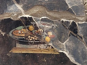Fresco found in Pompeii looks like pizza but isn't.