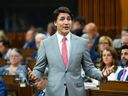 Perdana Menteri Justin Trudeau berdiri saat memanggang di House of Commons di Parliament Hill di Ottawa pada Rabu, 31 Mei 2023. The Canadian Press/Sean Kilpatrick