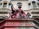 Una estatua destrozada de la reina Victoria se ve en el campus de la Universidad McGill en Montreal el jueves 18 de marzo de 2021.