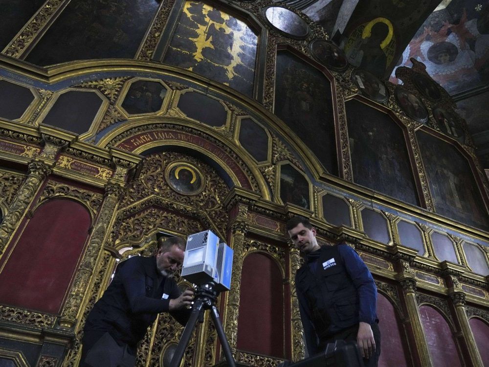 Volunteers Emmanuel Durand and Serhii Revenko