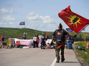 Un grupo de aborígenes mantiene un bloqueo del vertedero de Brady Road en las afueras de Winnipeg el 10 de julio de 2023.