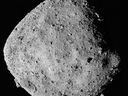 Deze mozaïekafbeelding van asteroïde Bennu bestaat uit afbeeldingen die in 2018 zijn verzameld door het OSIRIS-REx-ruimtevaartuig vanaf een afstand van 24 kilometer.
