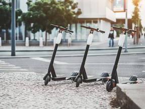Recommending the best electric scooters, according to needs, features and budgets.
