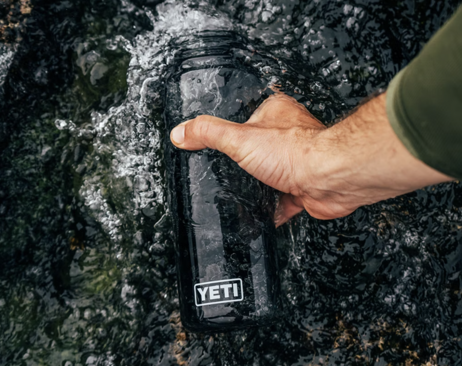  YETI Yonder 600 ml/20 oz Water Bottle with Yonder Chug Cap,  Navy : Sports & Outdoors