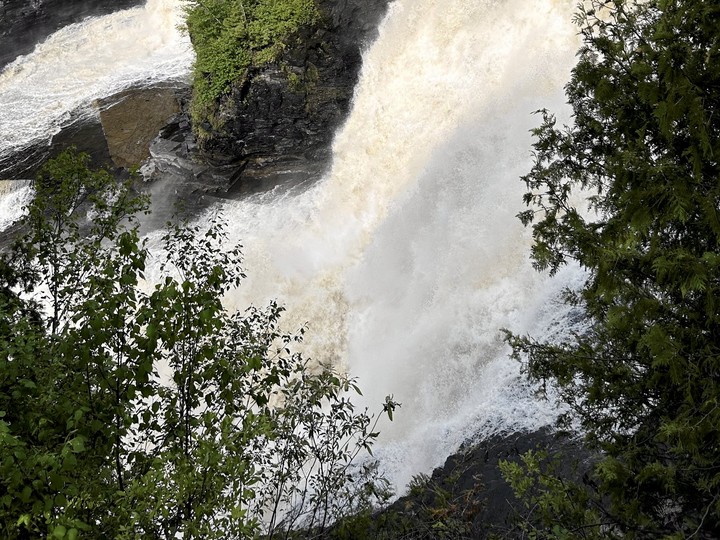  At 40-metres high, Kakabeka Falls on the Kaministiquia River is the second-highest waterfall in Ontario.