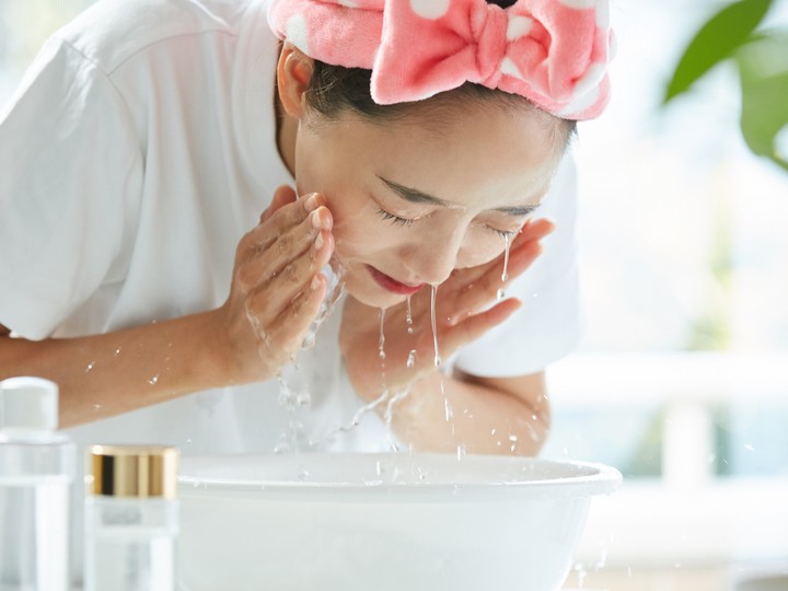  Wash your face with cool, tepid water to avoid strip ping the natural barrier on your skin.