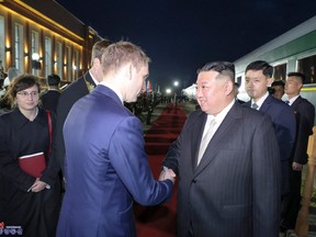 उत्तर कोरिया के नेता किम जोंग उन ने रूस के प्राकृतिक संसाधन मंत्री अलेक्जेंडर कोज़लोव से हाथ मिलाया।