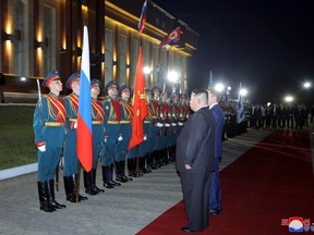 उत्तर कोरियाई नेता किम जोंग उन और रूस के प्राकृतिक संसाधन और पारिस्थितिकी मंत्री अलेक्जेंडर कोज़लोव एक रूसी सम्मान गार्ड का निरीक्षण करते हैं।