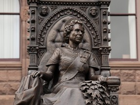 Queen Elizabeth statue