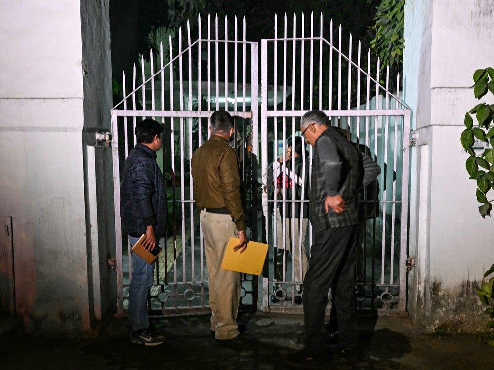 El personal de la policía investiga después de que se produjo una supuesta explosión cerca de la embajada de Israel en Nueva Delhi el 26 de diciembre de 2023. 