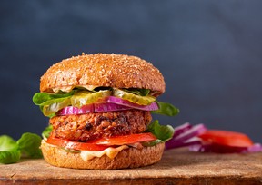 Primer plano de una hamburguesa vegetariana