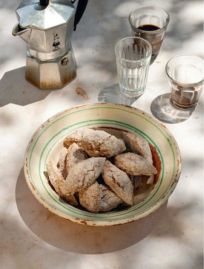 Castagnelle, almond cookies