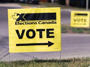 An Elections Canada sign pointing toward a polling station.