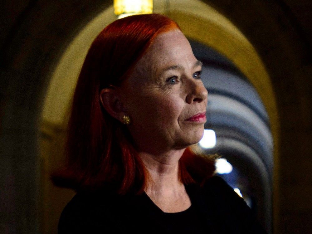 ARCHIVO: Catherine Tait, Melanie Jolie, no visible, anuncia a Tait como el nuevo presidente y director ejecutivo de CBC/Radio-Canada durante una conferencia de prensa en el vestíbulo de la Cámara de los Comunes en la Colina del Parlamento en Ottawa el martes 3 de abril de 2018.