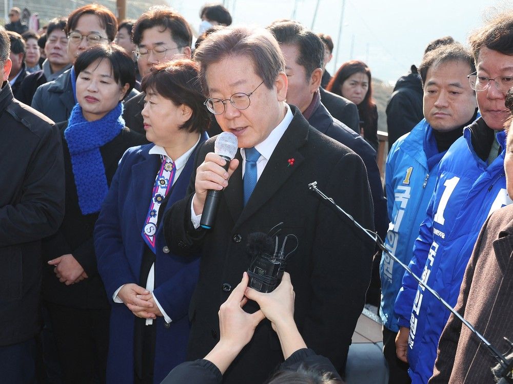 Video: South Korean Leader Stabbed In The Neck By A Knife-wielding Man ...