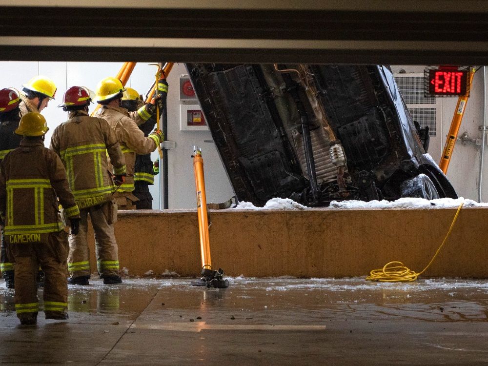 温哥华UBC多层停车场一辆汽车坠落，司机受伤
