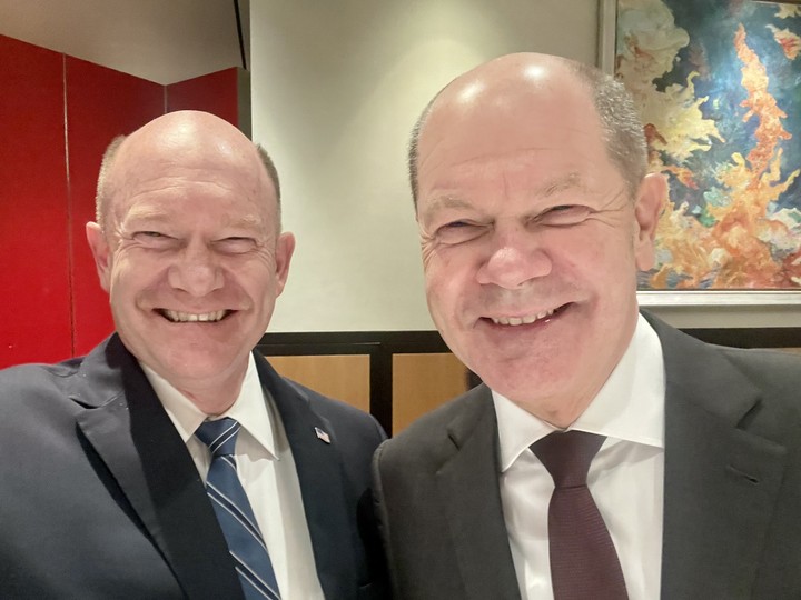  This photo has nothing to do with Canada, but we thought you might like to know that there’s a U.S. Senator (Chris Coons, left) who looks exactly like German Chancellor Olaf Scholz (right). A peripheral Canadian connection might be that the country’s first prime minister, John A. Macdonald, was the perfect doppelganger of UK prime minister Benjamin Disraeli, who was active around the same time. Macdonald attended Disraeli’s funeral, and reportedly spooked some of the attendees.