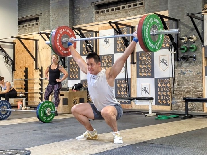  Chang fractured his T11 vertebrae while performing a snatch. The snatch is used in Olympic weightlifting competitions and involves quickly lifting the bar over your head.