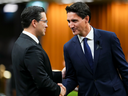 Perdana Menteri Justin Trudeau dan Pemimpin Konservatif Pierre Poilievre saling menyapa saat mereka berkumpul di House of Commons di Parliament Hill di Ottawa.