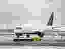 Un taxi Airbus A220 de Air Canada en el aeropuerto internacional de Calgary el jueves 25 de abril de 2024.