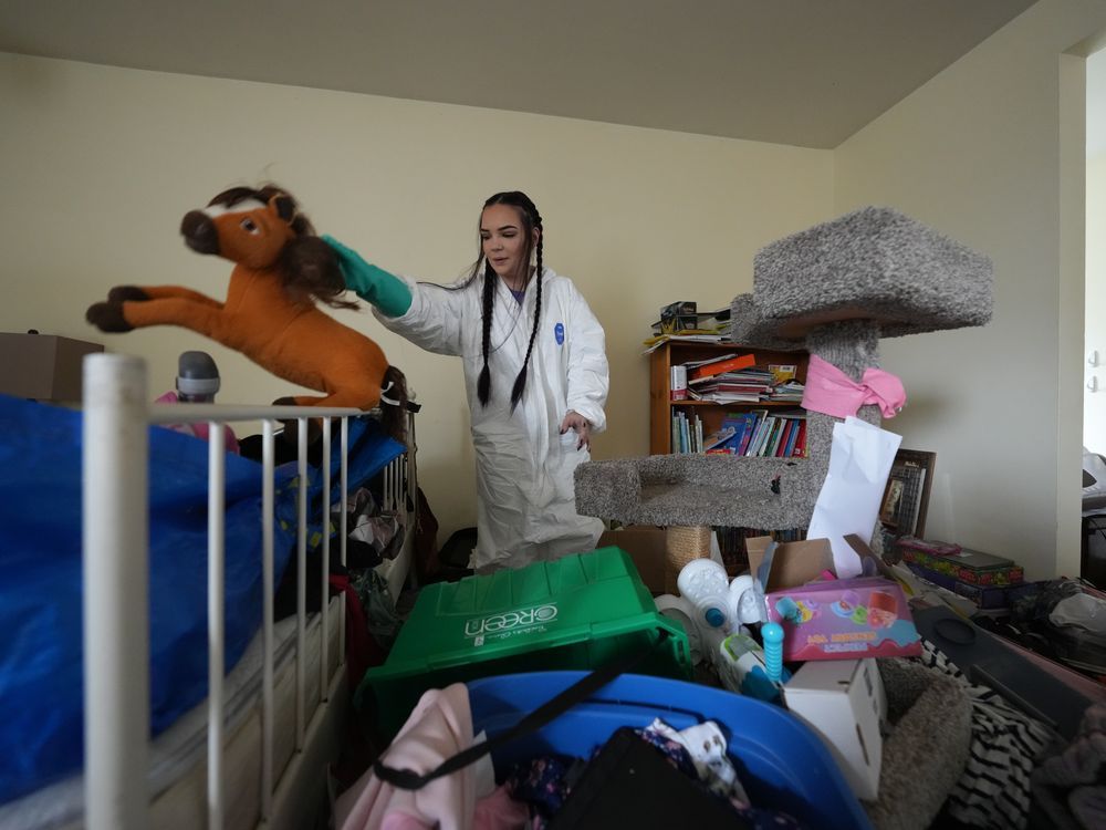 NextImg:She helps hoarders clean up, and she has thoughts on your mess
