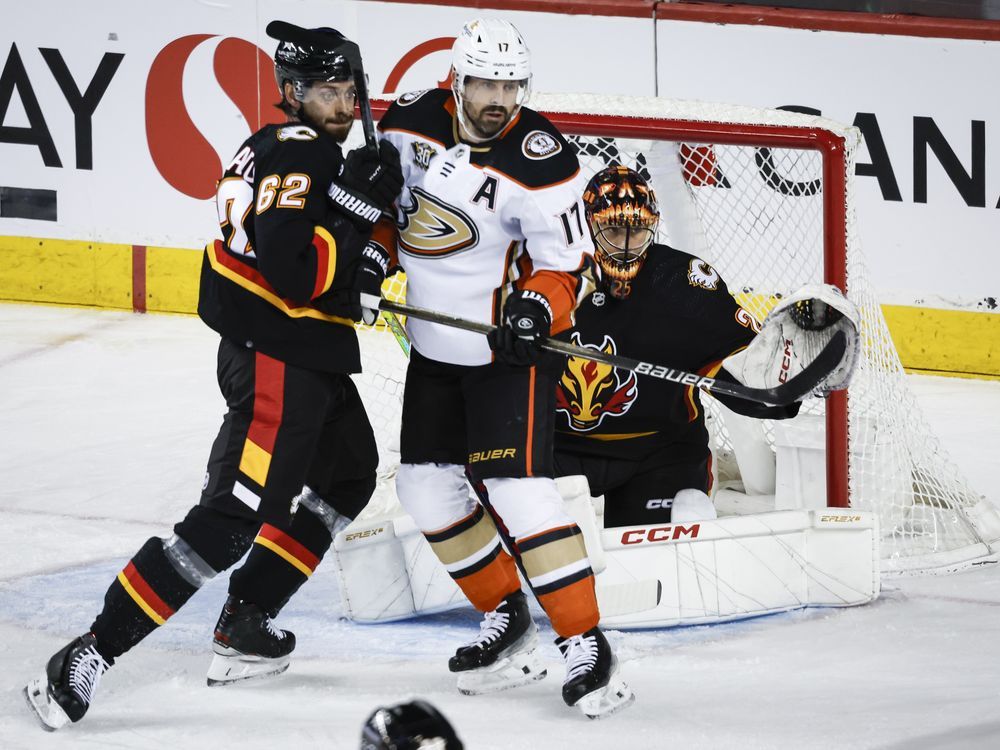 NextImg:Killorn's two-goal effort leads Ducks past reeling Flames 5-3