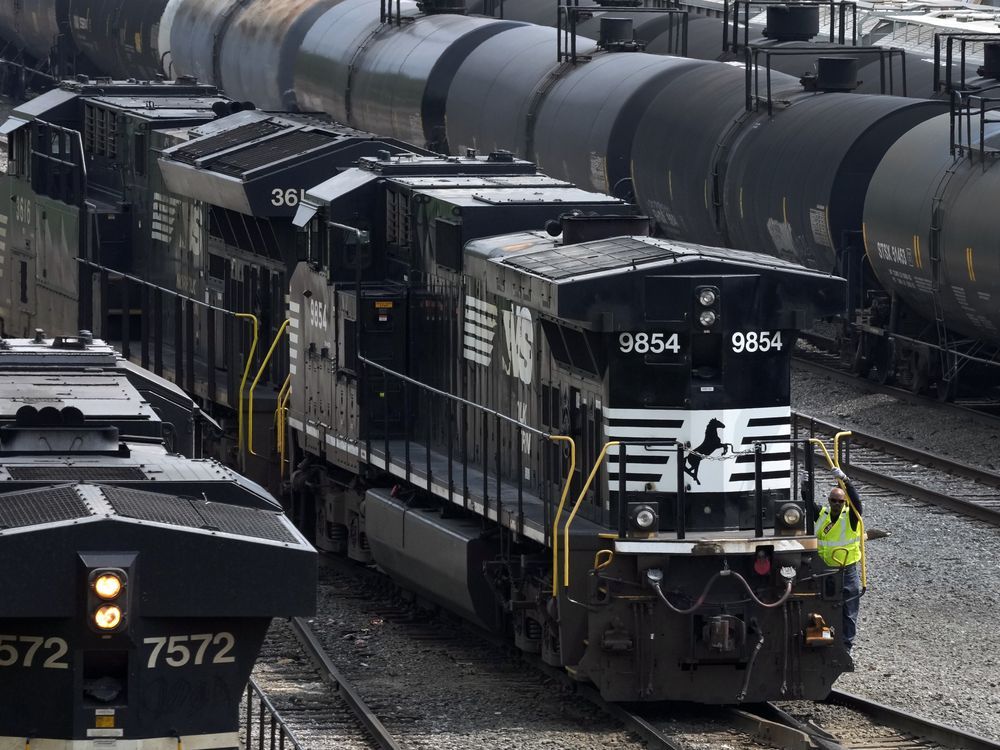 NextImg:Investors trying to take control of Norfolk Southern railroad pick up key support