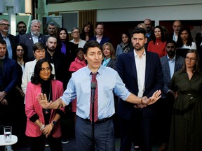 Trudeau and cabinet members