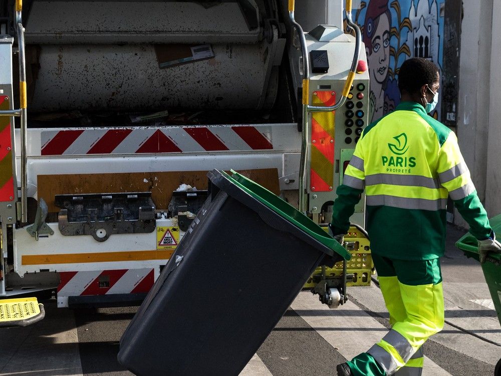 NextImg:Paris garbage collectors lift strike threat ahead of Olympic Games