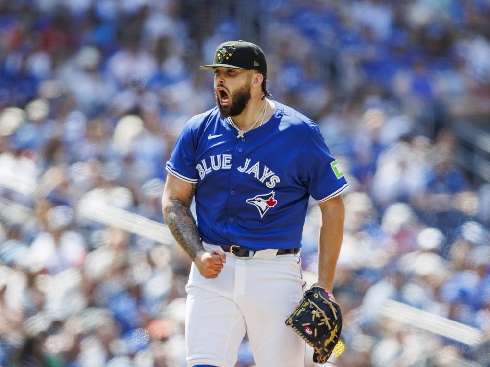 NextImg:Alek Manoah shines over seven innings as Blue Jays fend off Rays 5-2 to avoid sweep