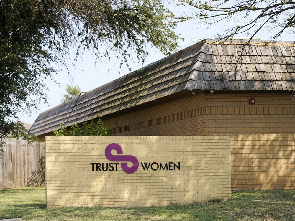NextImg:Kansas clinic temporarily halts abortions after leadership shakeup