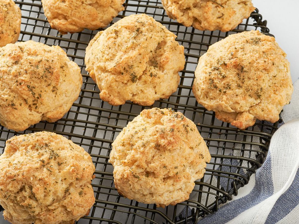 NextImg:Red Lobster copycat cheddar biscuits are a homemade delight