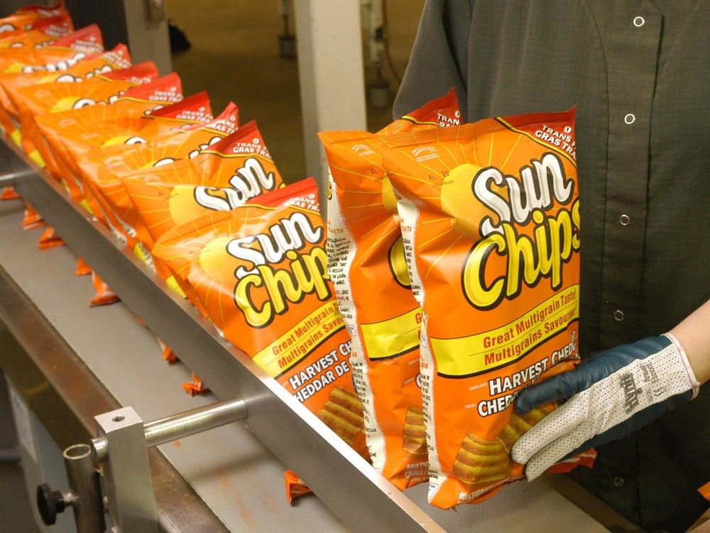 NextImg:Canadians asked to get rid of some popular Frito-Lay snacks following product recall