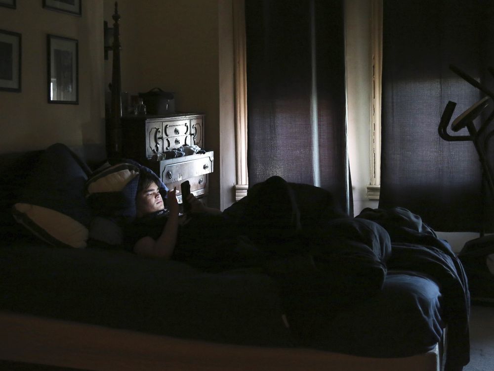 NextImg:We know late-night screens are bad for sleep. How do you stop doomscrolling in bed?