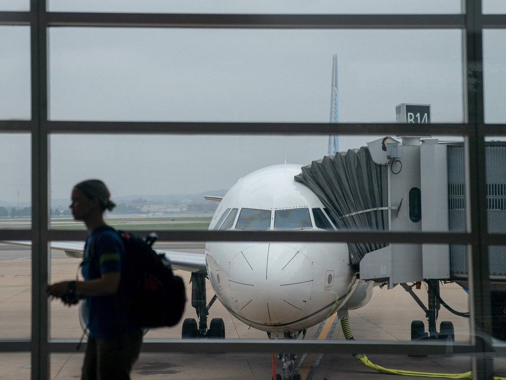 NextImg:Flight from Vancouver to Houston 'deep cleaned' after two dozen become sick