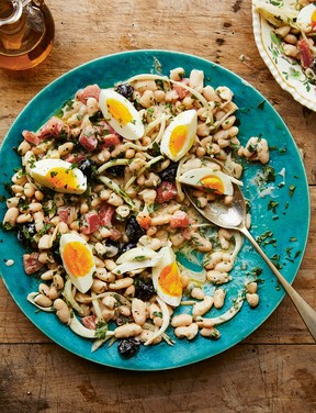 Tahinli fasulye piyazi (Antalya-style bean salad with tahini sauce)